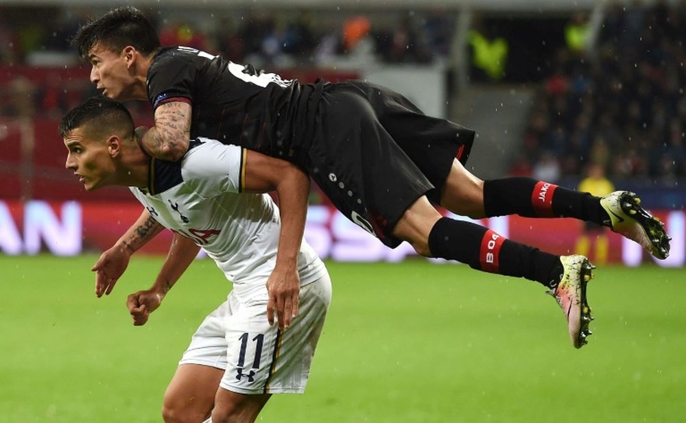 Charles Aránguiz no pudo completar los 90 minutos ante el Borussia Dortmund. AFP/Archivo