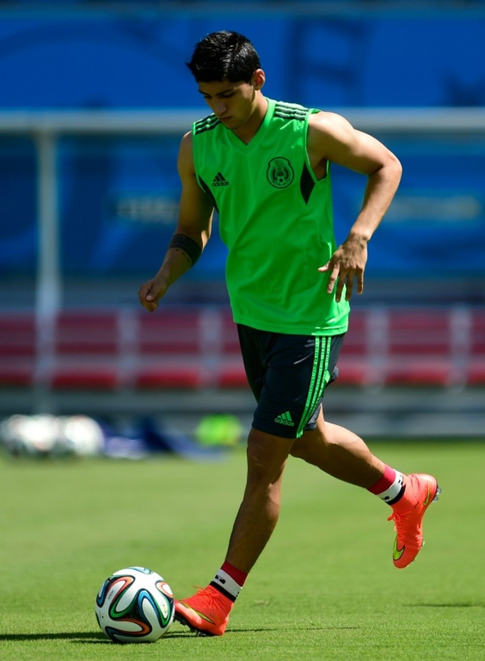 El delantero mexicano podría aterrizar en Chivas. AFP