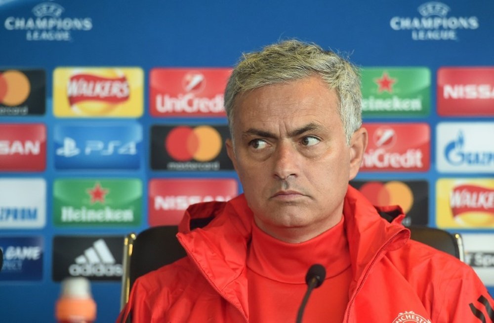 Mourinho se mostró irónico tras recibir los primeros 'palos'. AFP