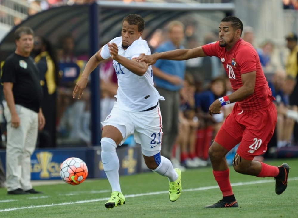 US player Timmy Chandler (L) tries to get past Panama's Anibal Godoy during their 2015 CONCACAF Gold Cup third place match on July 25, 2015 in Chester, Pennsylvania