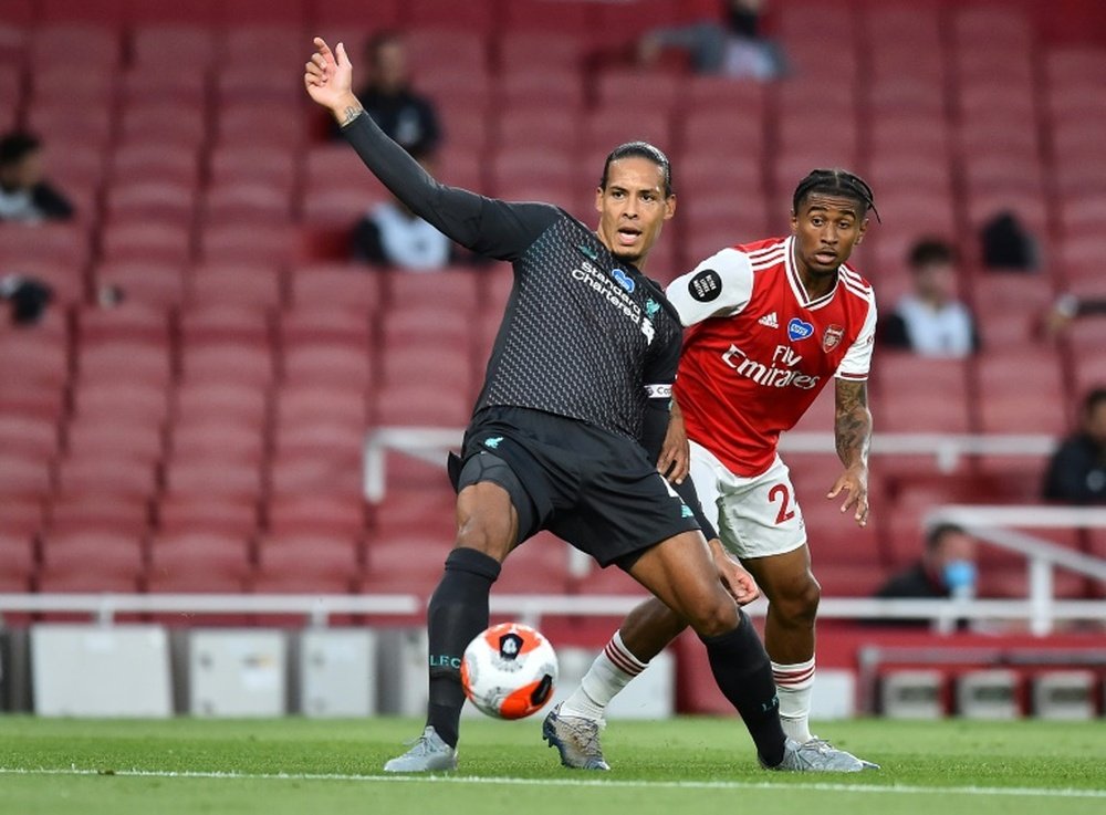 Sol Campbell culpó a Van Dijk de la derrota ante el Aston Villa. AFP
