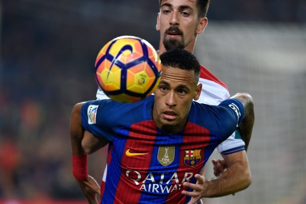 Neymar dispute un ballon avec le joueur du Grenade Isaac Cuenca. EFE