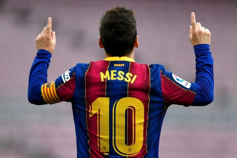 La 'servilleta-contrato' de Messi con el Barça roza el millón de euros. AFP