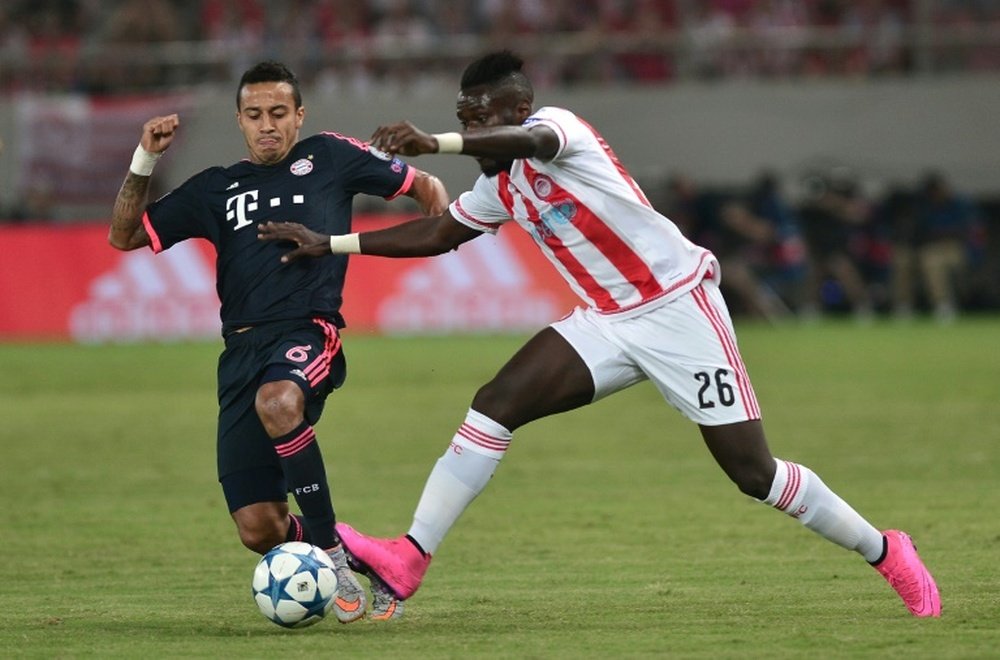 Le défenseur Français de l'Olympiakos Arthur Masuaku à la lutte avec Thiago Alcantara, du Bayern.