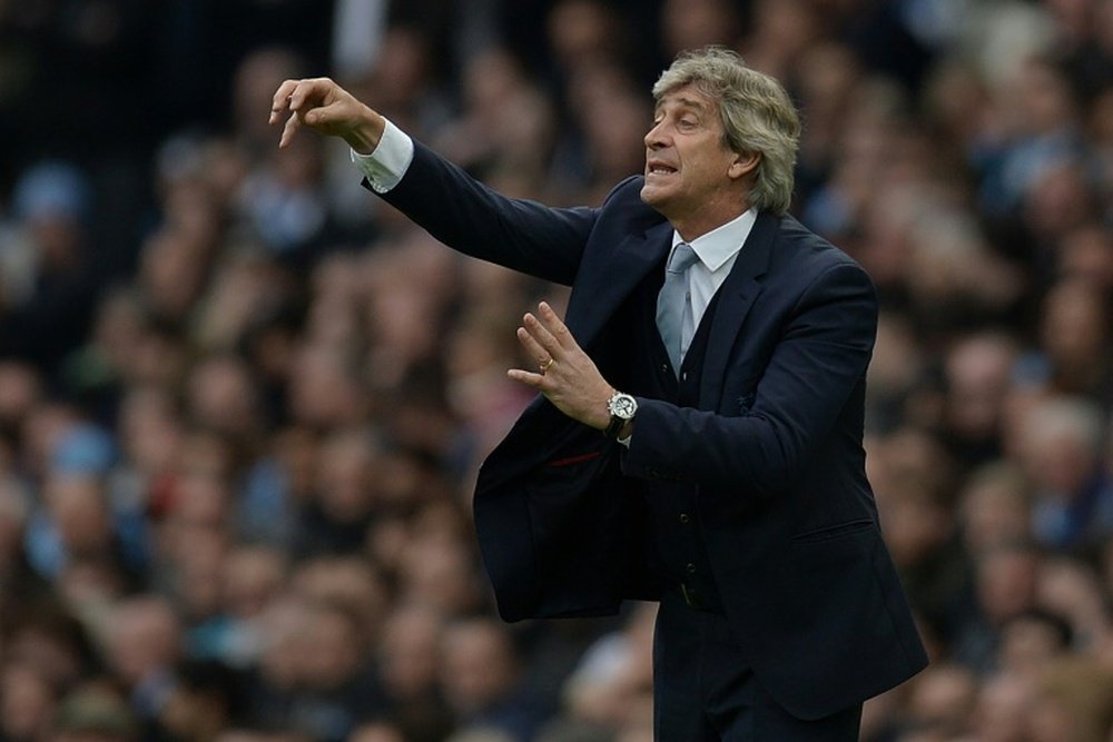Manchester City manager Manuel Pellegrini could remain in England. BeSoccer