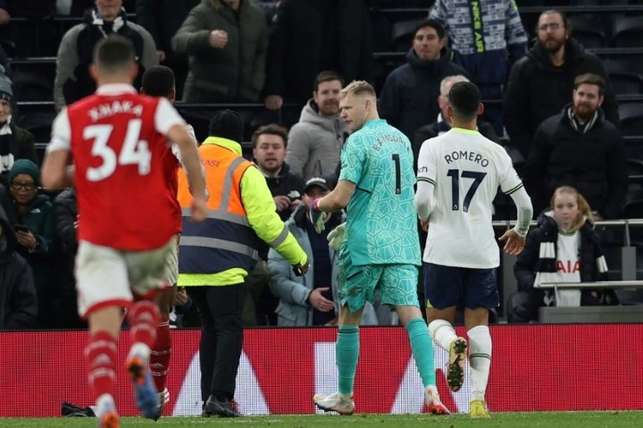 Tottenham vai banir torcedor que chutou o goleiro do Arsenal