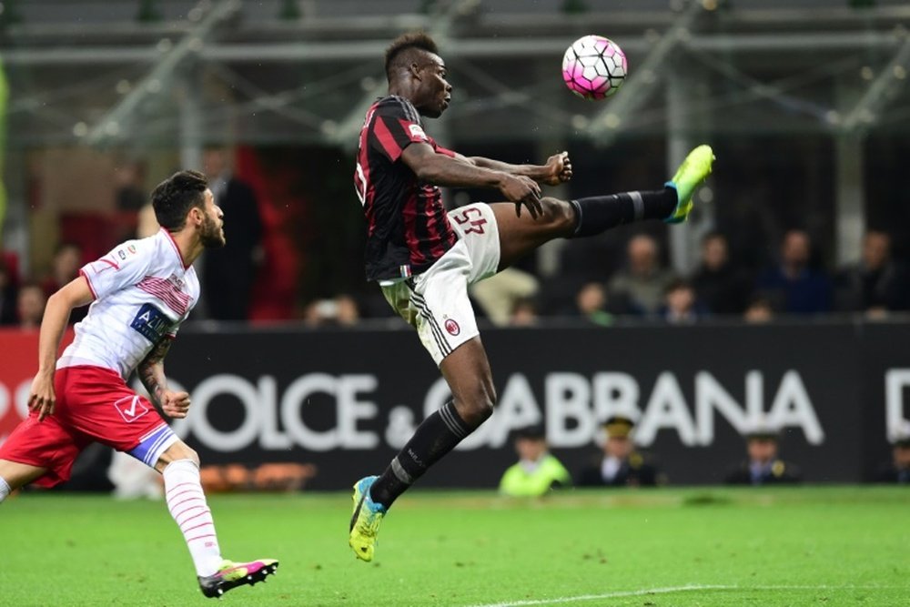 AC Milans forward Mario Balotelli (R) controls the ball during the Italian Serie A football match AC Milan vs Carpi at the San Siro stadium in Milan on April 21, 2016