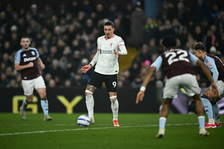 Darwin Núñez habló de su error a puerta vacía ante el Aston Villa. AFP