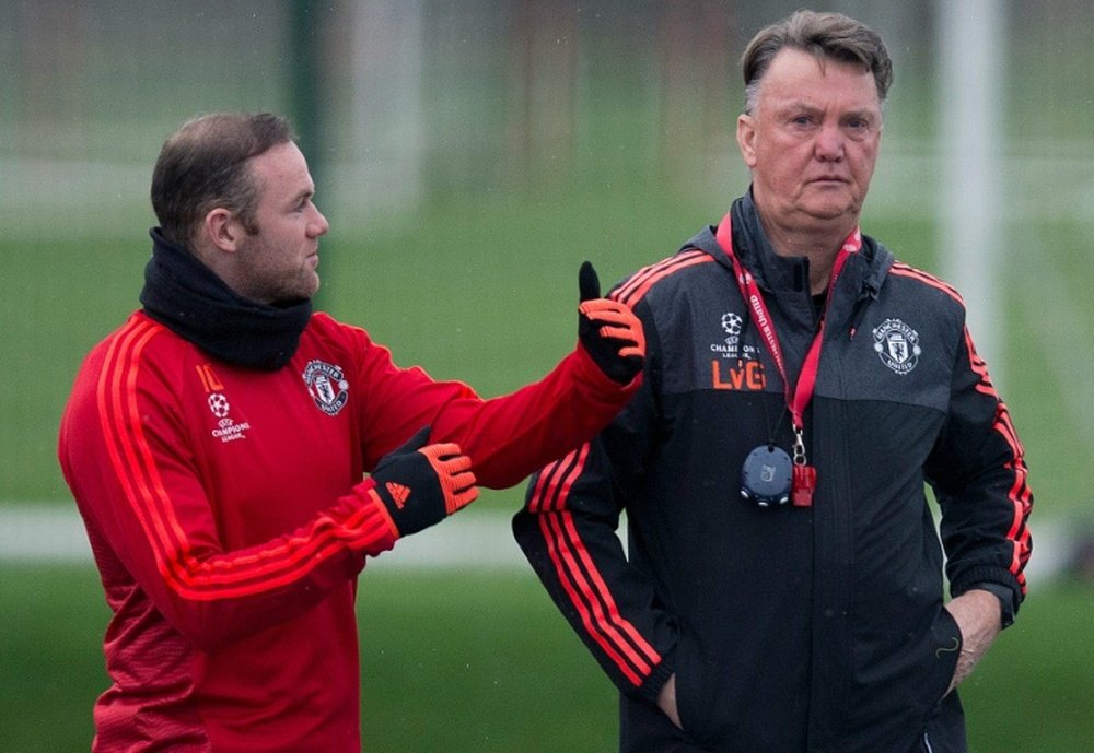 Manchester Uniteds Wayne Rooney (L) has defended under-fire manager Louis van Gaal (R) after the club has gone six games without a win