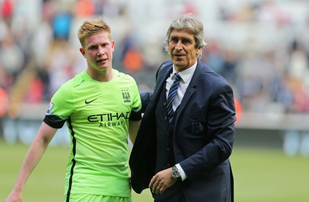 Manchester Citys manager Manuel Pellegrini with midfielder Kevin De Bruyne (L) on the pitch on May 15, 2016
