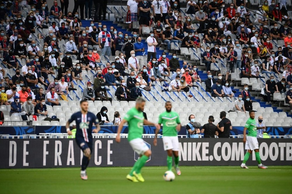 Francia pospone levantar el veto de reuniones de 5.000 personas en el estadio. AFP
