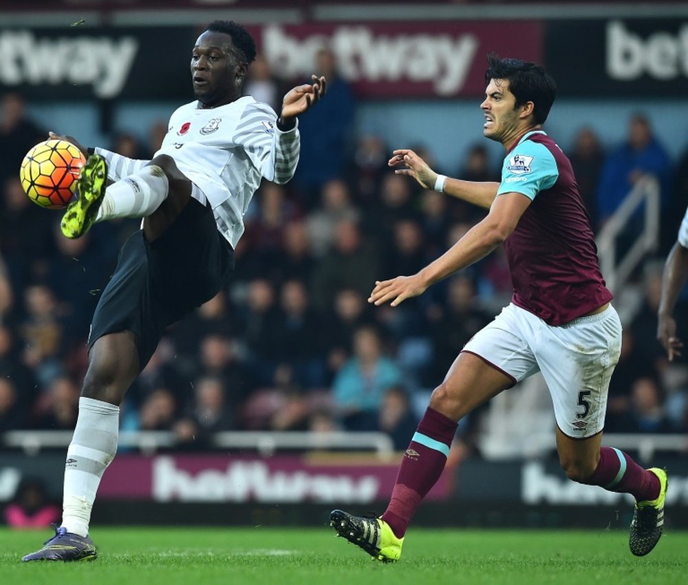 Evertons Belgian striker Romelu Lukaku (L) vies with West Ham Uniteds English defender James Tomkins during the English Premier League football match at The Boleyn Ground in Upton Park, east London on November 7, 2015