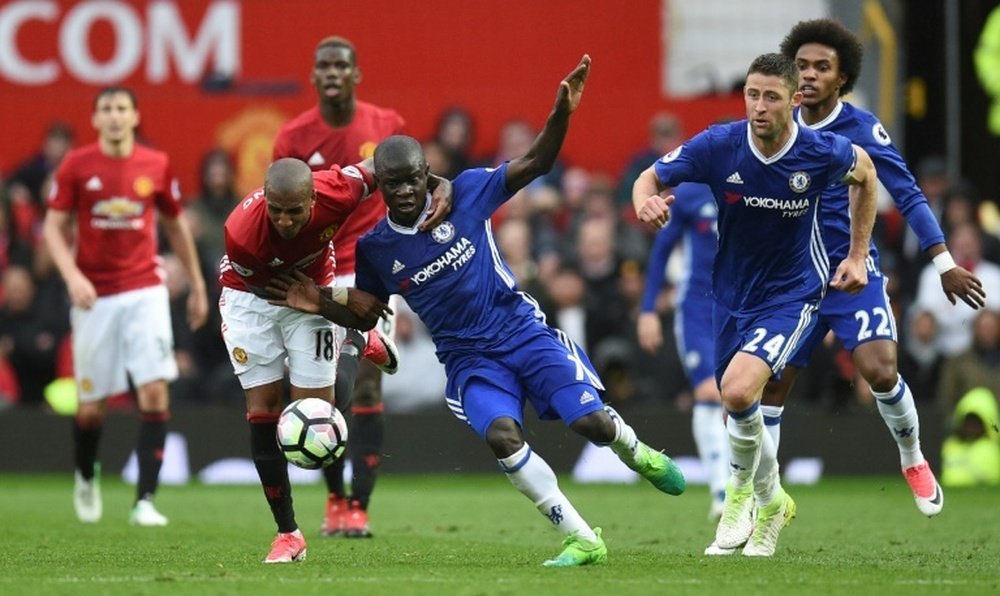 Manchester Uniteds English midfielder Ashley Young (L) vies with Chelseas French midfielder Kante