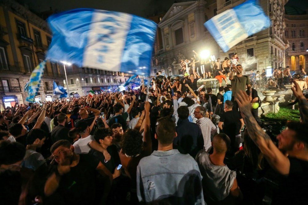 Torcida do Napoli comemora o título e esquece do vírus. AFP