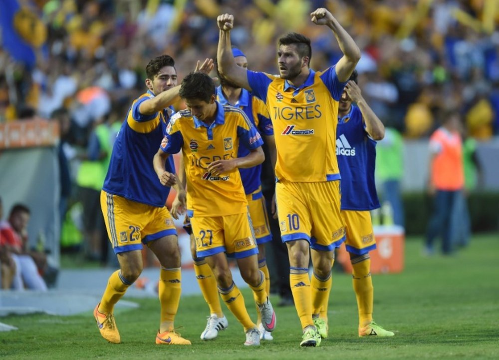 Maxicos Tigres Andre-Pierre Gignac (R) celebrates his goal against Brazils Internacional during their Copa Libertadores semifinal football match in Monterrey, Nuevo Leon State, Mexico on July 22, 2015