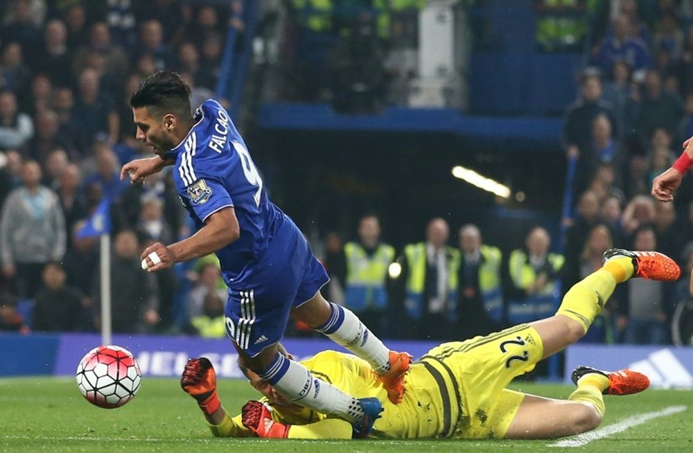 Falcao cae en el área en un partido con el Chelsea. AFP