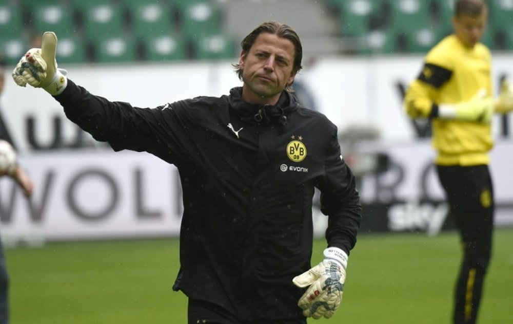 Borussia Dortmunds new coach Thomas Tuchel has dropped Germany goalkeeper Roman Weidenfeller for Swiss stopper Roman Burki for their opening Bundesliga clash against Borussia Moenchengladbach