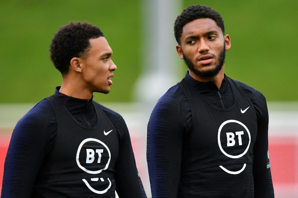 Sterling cierra su polémica con Joe Gomez. AFP