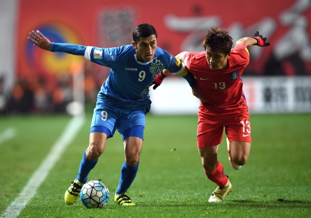 Koo Ja-Cheol (right) scored a late winner as South Korea came from behind to beat Uzbekistan 2-1 in a World Cup qualifier in Seoul on November 15, 2016