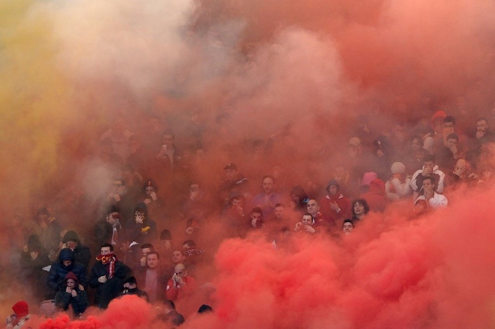 Aficionados de la Roma y el Lazio protagonizaron enfrentamientos tras el derbi. AFP
