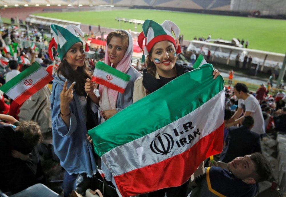 Una iraní se suicidó tras ser condenada por ir a un partido de fútbol. AFP