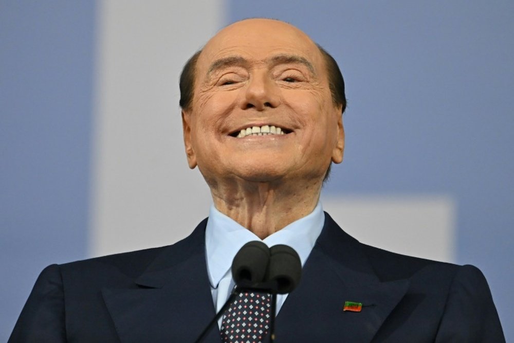 Berlusconi promete 'ônibus cheio de prostitutas' aos jogadores do Monza. AFP