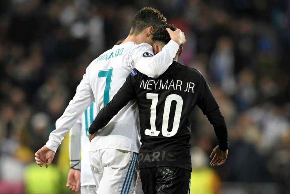 Ronaldo e Neymar, abraçados no Bernabéu. AFP