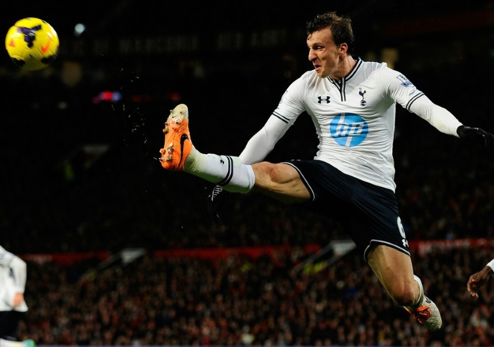 Tottenham confirms that their Romania defender Vlad Chiriches has joined Italian club Napoli