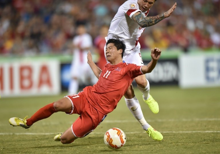Jong Il Gwan of North Korea clashes with Zhang Linpeng of China (right) during the AFC Asian Cup in Canberra on January 18, 2015