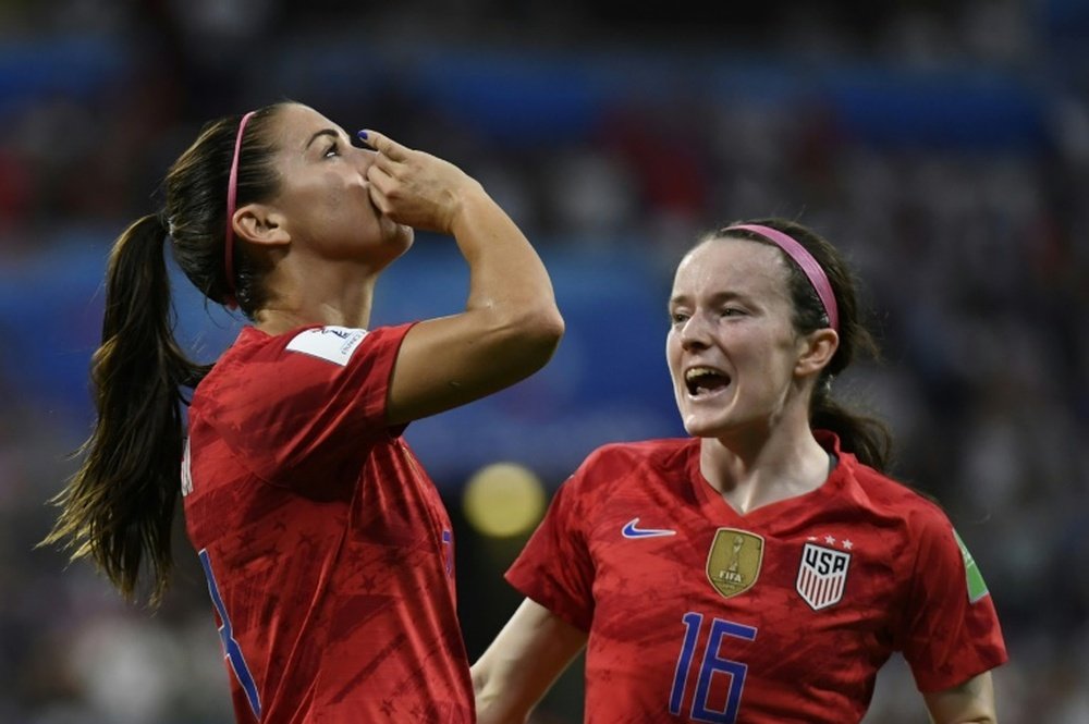 Morgan celebró su gol fingiendo tomar una taza de té. AFP