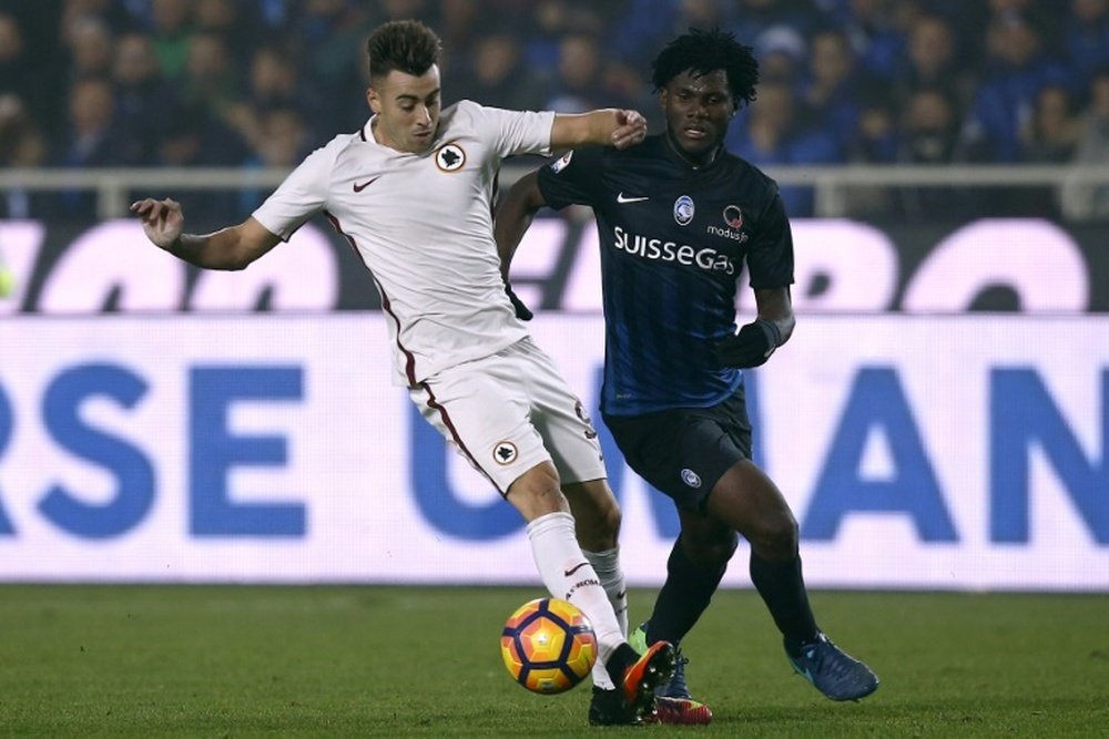 Roma's Stephan El Shaarawy (L) fights for the ball with Atalanta's Franck Kessie. AFP