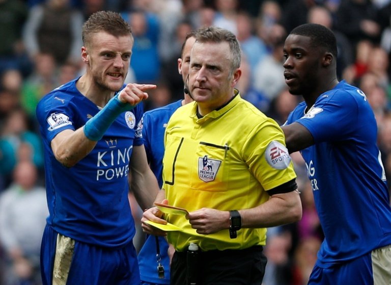 Jamie Vardy (L) received a second yellow card for diving. BeSoccer