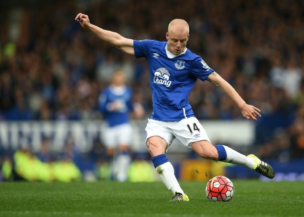 Norwich City announce the signing of Scottish international forward Steven Naismith from Premier League rivals Everton on a three-and-a-half-year contract