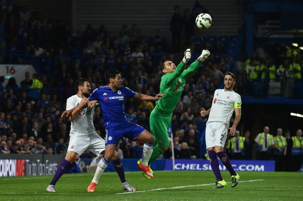 Fiorentina's goalkeeper Luigi Sepe (R) punches the ball away from Chelsea's striker Radamel Falcao (L) during the pre-season friendly at Stamford Bridge in London on August 5, 2015