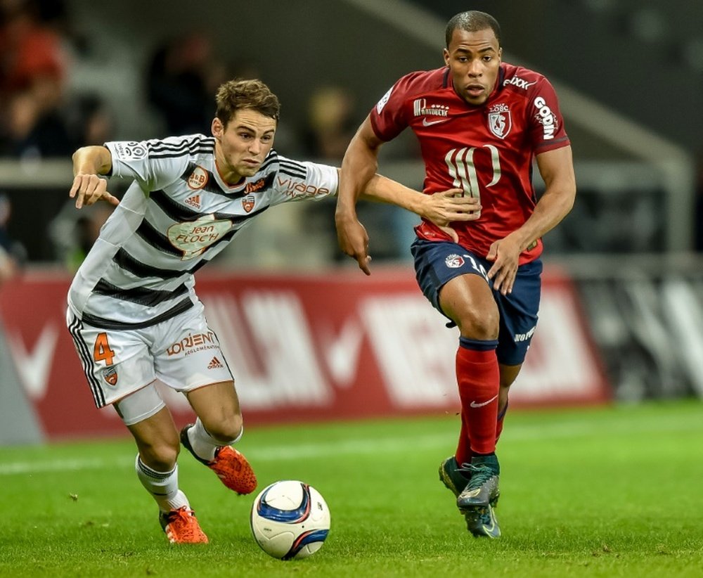 Lorients French defender Vincent Le Goff (L) vies with Lilles French defender Djibril Sidibe during the French L1 football match on December 12, 2015 at the Pierre Mauroy Stadium in Villeneuve dAscq, northern france