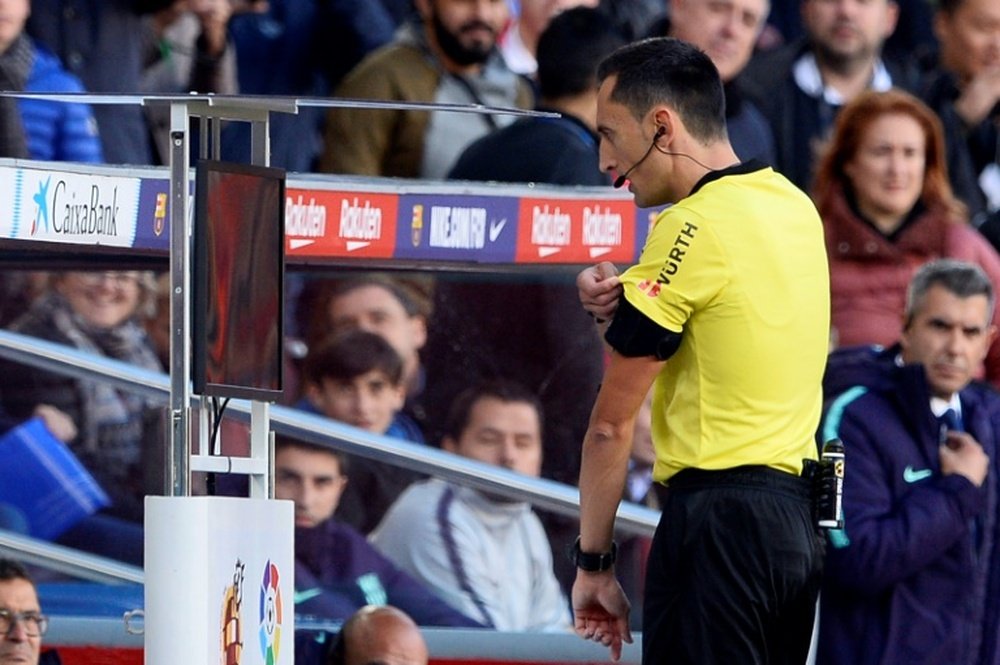 La UEFA redobla su apuesta por el arbitraje español. AFP