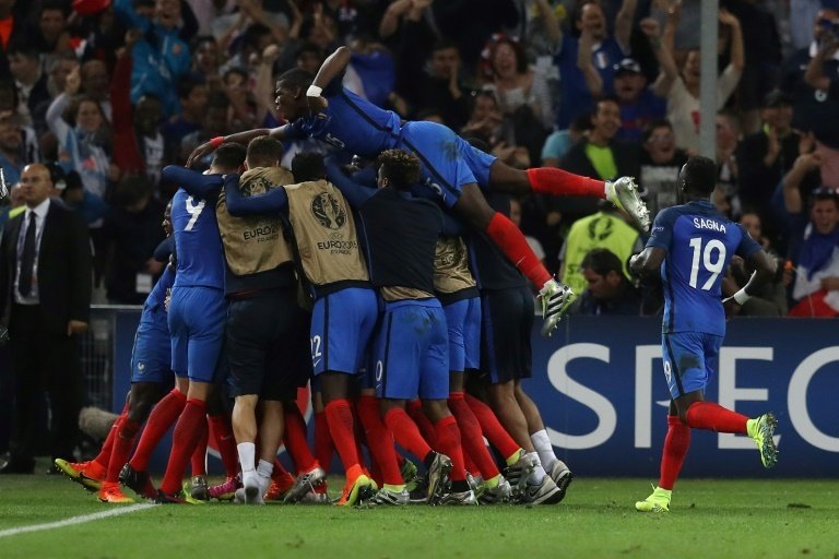 France team players celebrate their 2-0 win over Albania in the Euro 2016 group A football match between France and Albania at the Velodrome stadium in Marseille on June 15, 2016