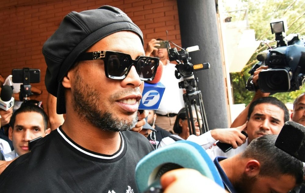 Ronaldinho pagó casi un millón y medio de euros para salir de prisión. AFP/Archivo