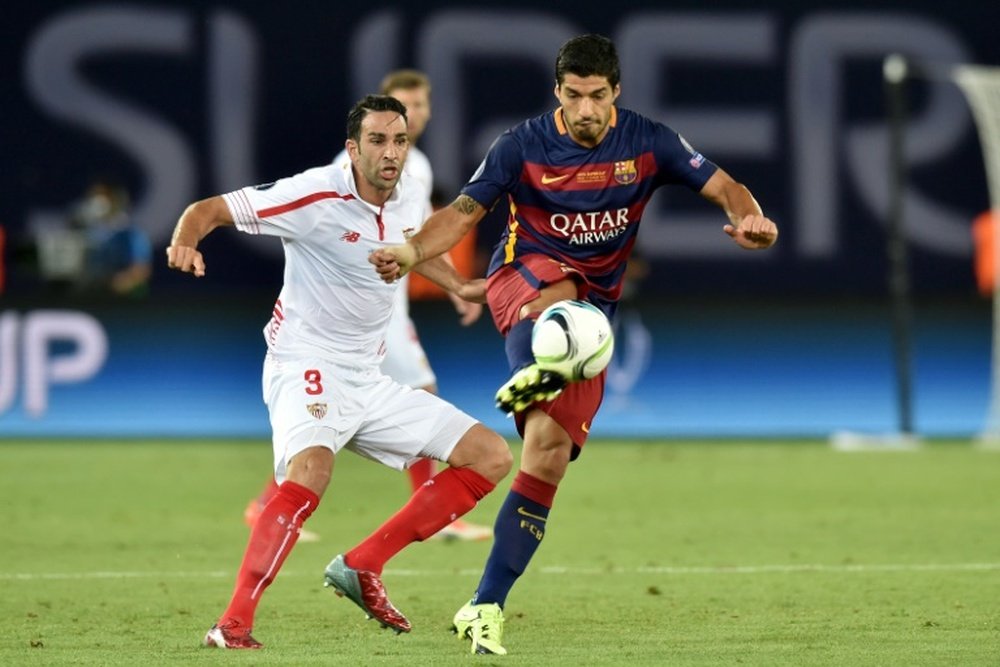Barcelonas Uruguayan forward Luis Suarez (R) vies with Sevillas Adil Rami during the UEFA Super Cup final football match in Tbilisi on August 11, 2015