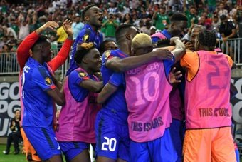 La modeste sélection haïtienne a triomphé face au pays hôte du dernier Mondial, lors de la première journée du groupe B de la Gold Cup grâce à un but de Pierrot à la 97e minute.
