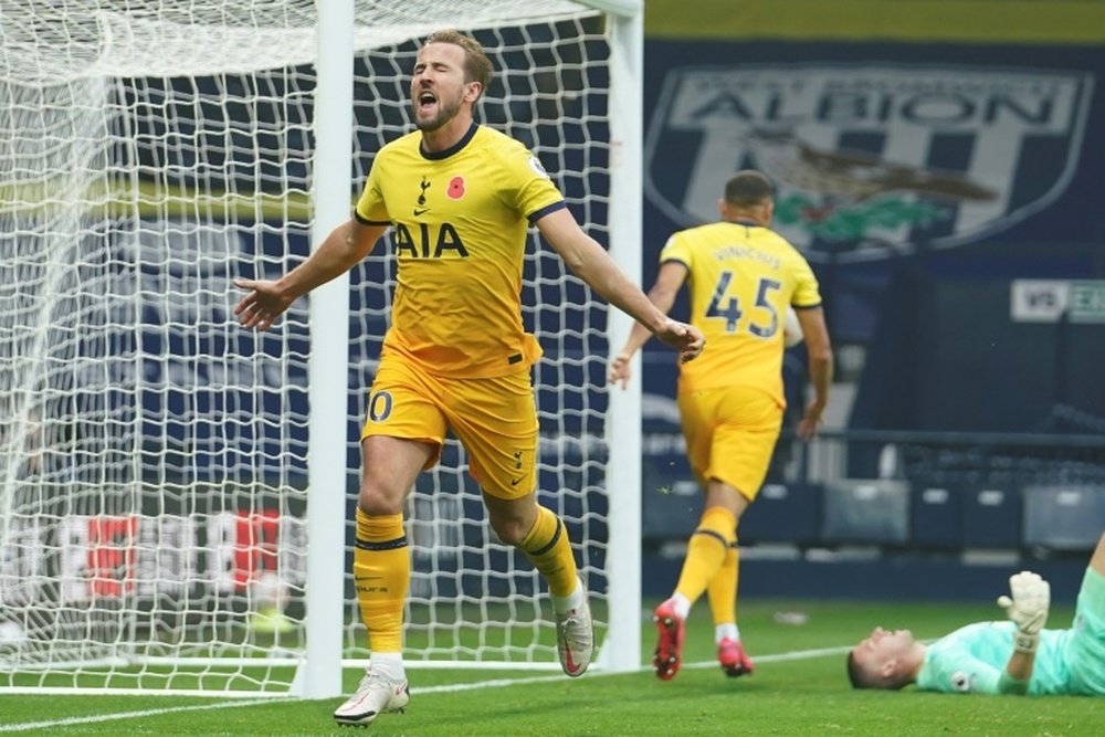 Uma tarde perfeita para Kane, vitória e gol de número 150 na Premier. AFP