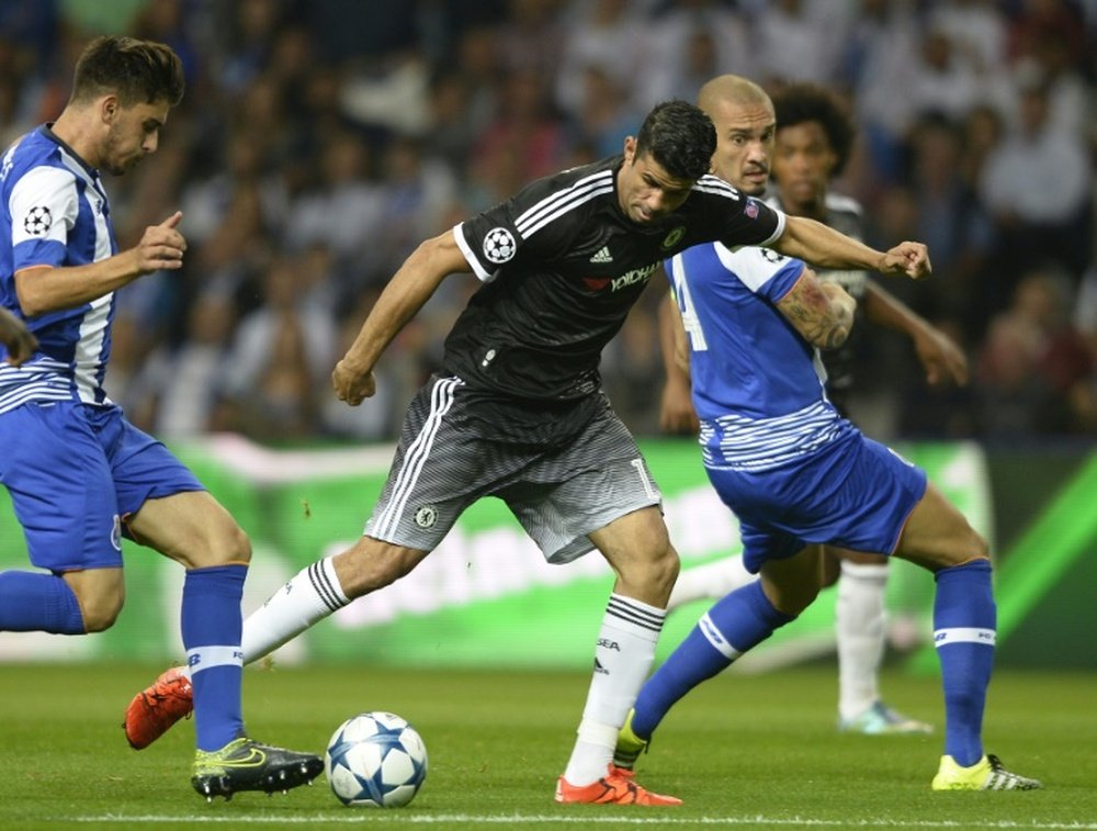 Chelseas Diego Costa (C) takes a shot in front of Portos Ruben Neves (L) and Maicon during their UEFA Champions League Group G match at the Dragao stadium on September 29, 2015
