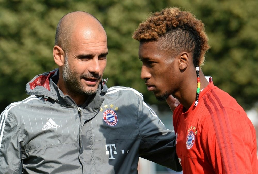 Bayern Munichs head coach Pep Guardiola (L) presents the teams new signing French forward Kingsley Coman during a training session in Munich, on September 10, 2015