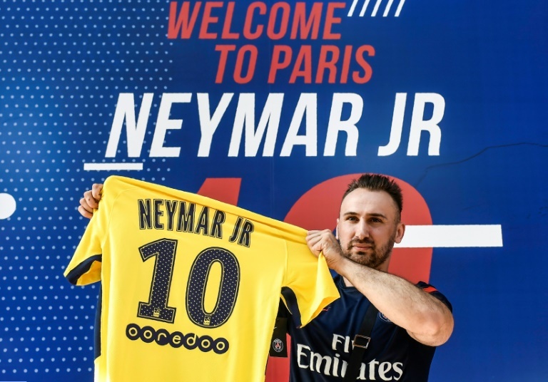 PSG sell 10 000 Neymar shirts on first day