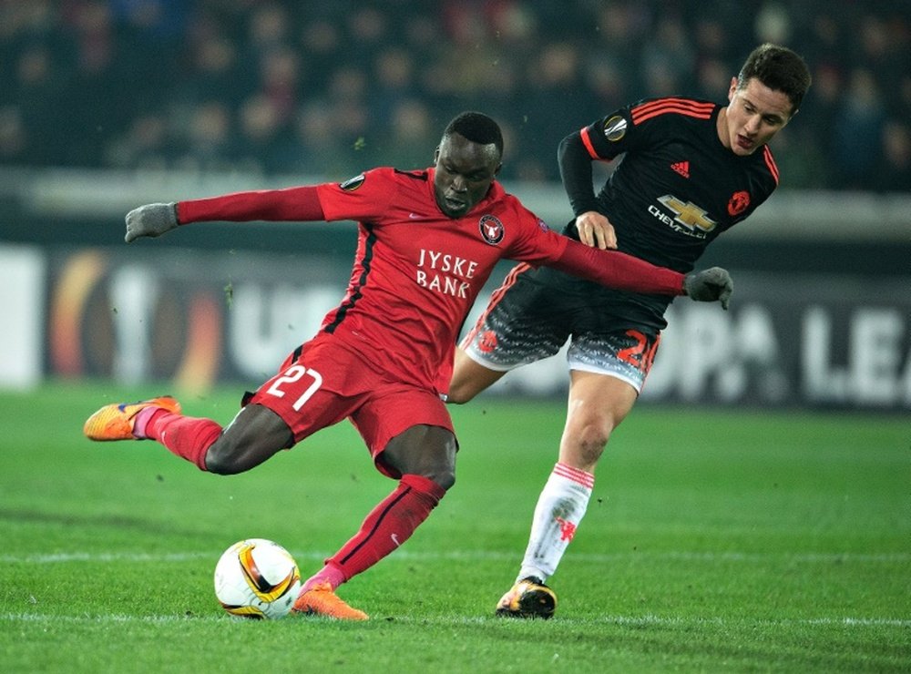 FC Midtjylland's Pione Sisto (L) scores a goal past Manchester United's Ander Herrera. BeSoccer