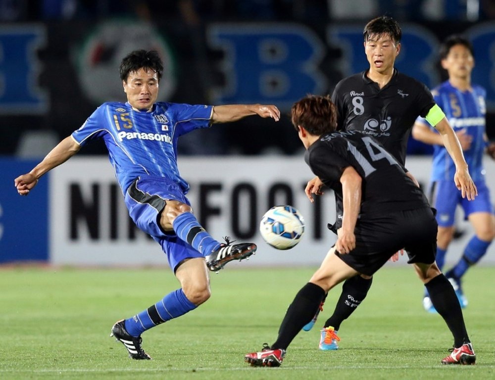 Japans Gamba Osaka midfielder Yasuyuki Konno (L) shoots during the AFC Champions League. AFP