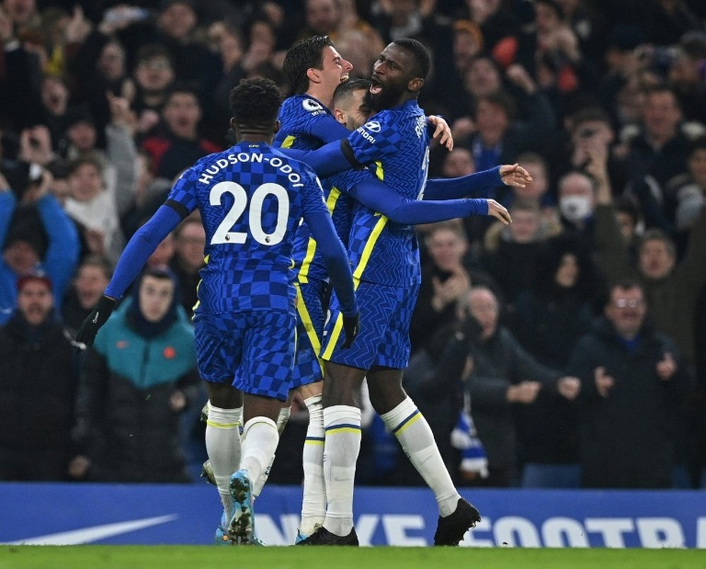 Ziyech e Marcos Alonso, outros dois objetivos 'blues' do Barcelona.AFP