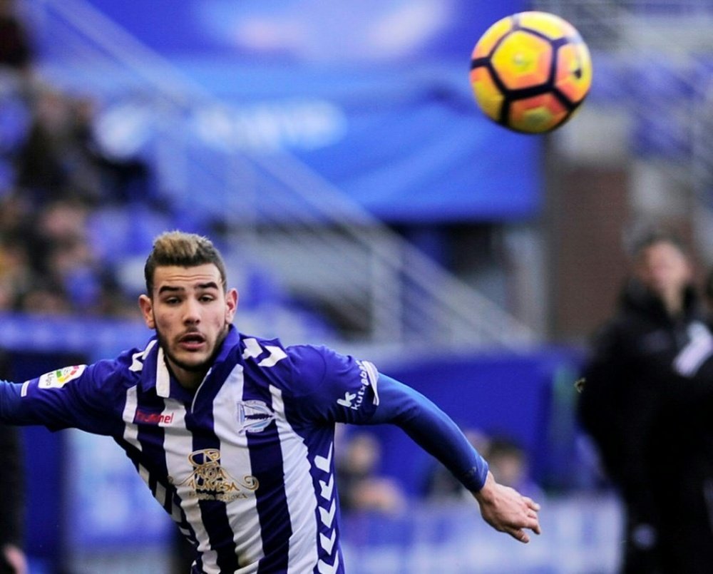 Le défenseur français Theo Hernandez (d) lors d'un match de Liga à Vitoria. AFP