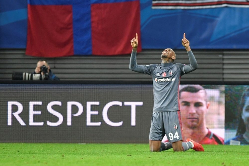 Talisca explota contra el Benfica. AFP