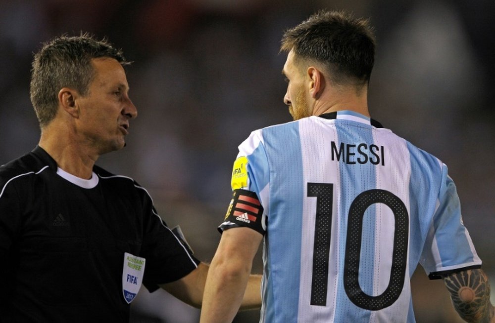 El argentino fue sancionado con cuatro partidos por sus insultos al colegiado. AFP